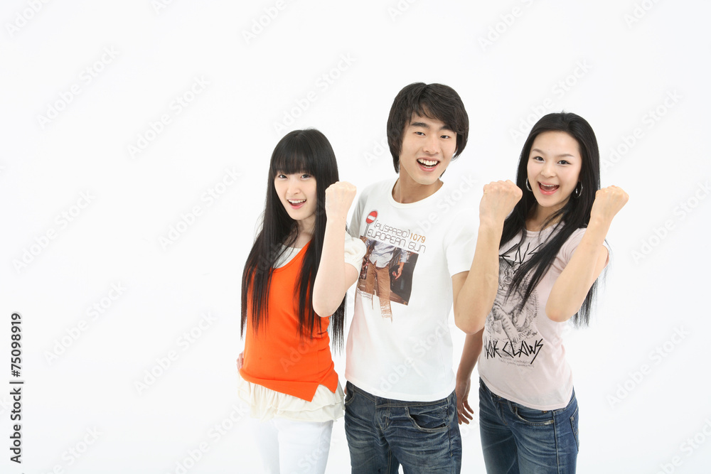 스튜디오 안의 젊은 대학생들 스튜디오 안의 젊은 대학생들