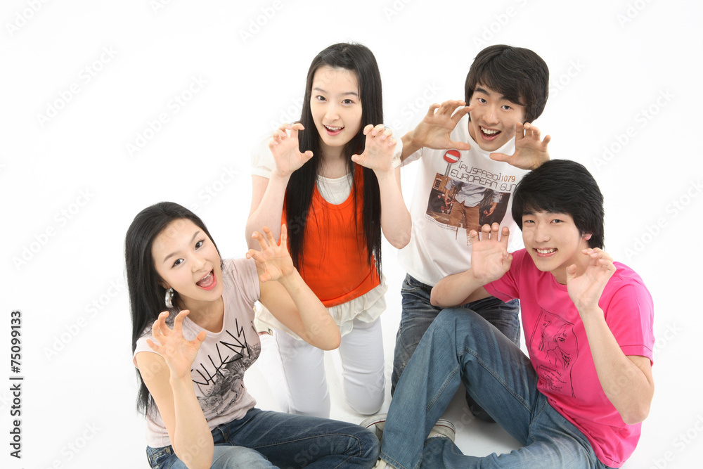 스튜디오 안의 젊은 대학생들 스튜디오 안의 젊은 대학생들