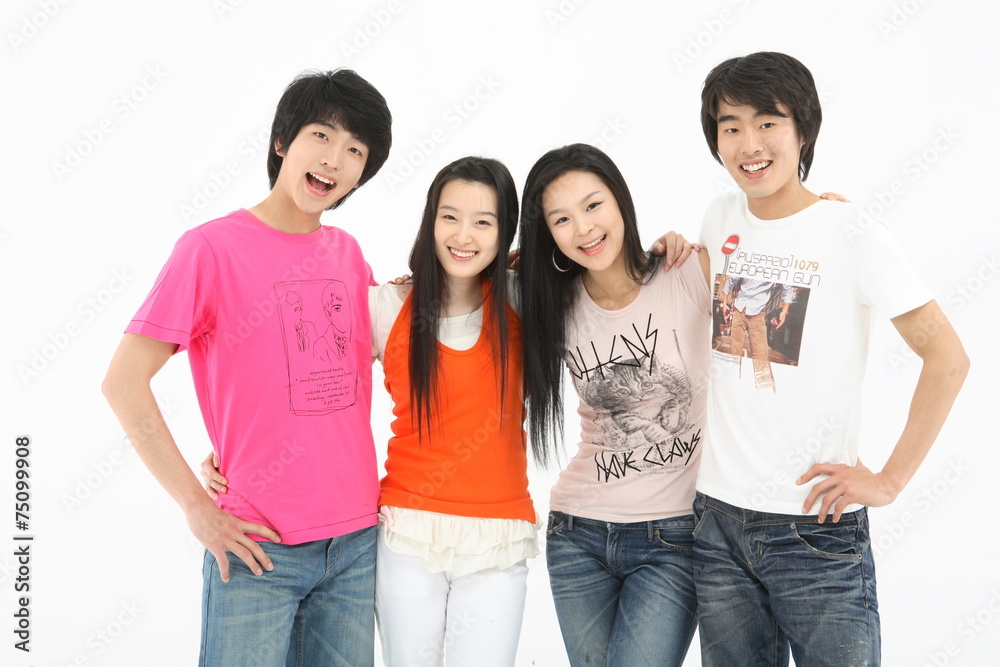 스튜디오 안의 젊은 대학생들