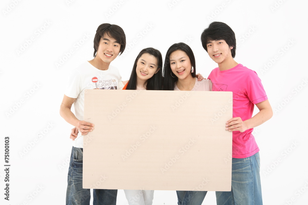 스튜디오 안의 젊은 대학생들 스튜디오 안의 젊은 대학생들