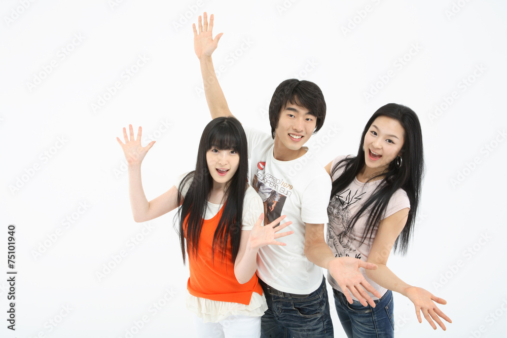 스튜디오 안의 젊은 대학생들 스튜디오 안의 젊은 대학생들