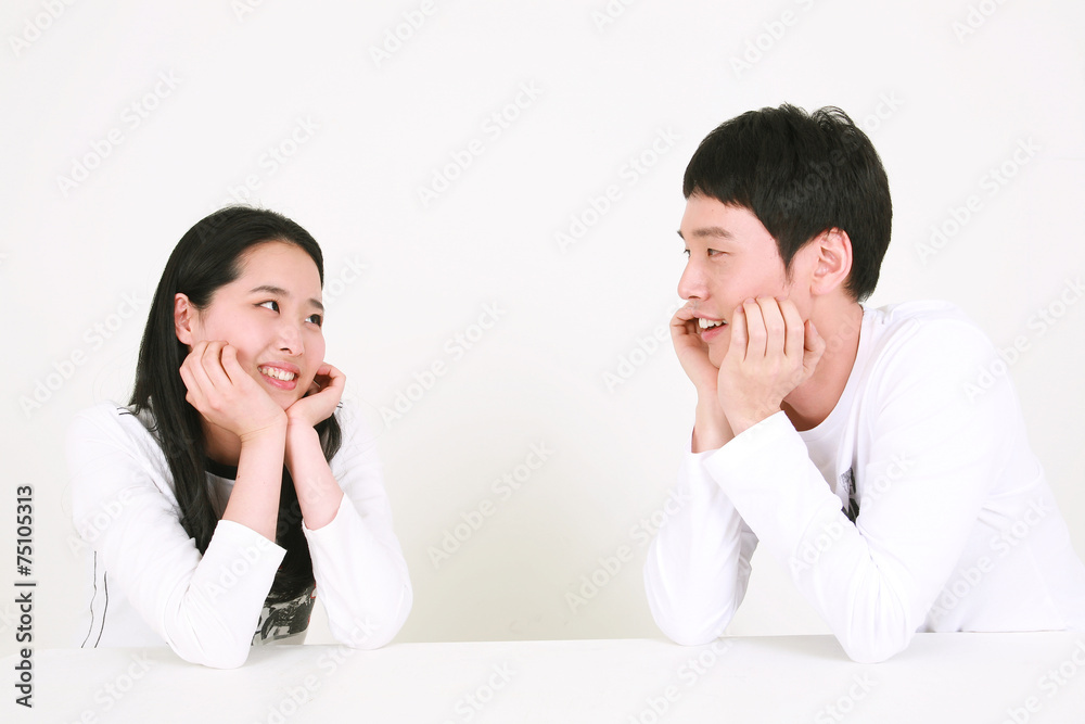 스튜디오 안의 젊은 대학생들