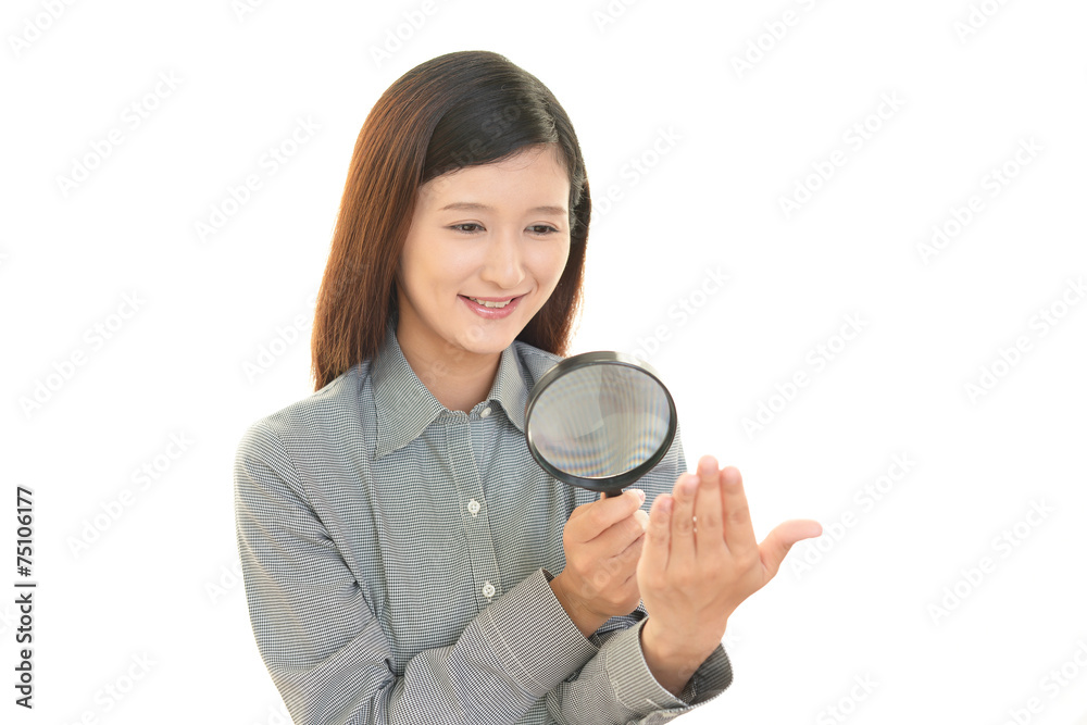 虫眼鏡を持つ女性