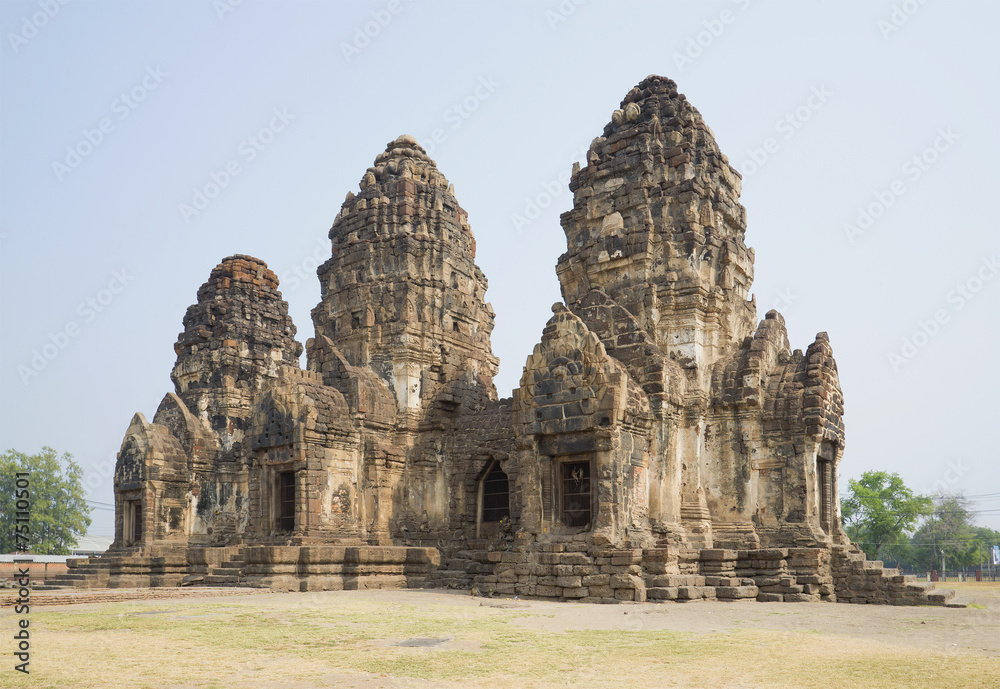 Пранги древнего храма Ват Пхра Пранг Сам Йот. Лопбури, Таиланд