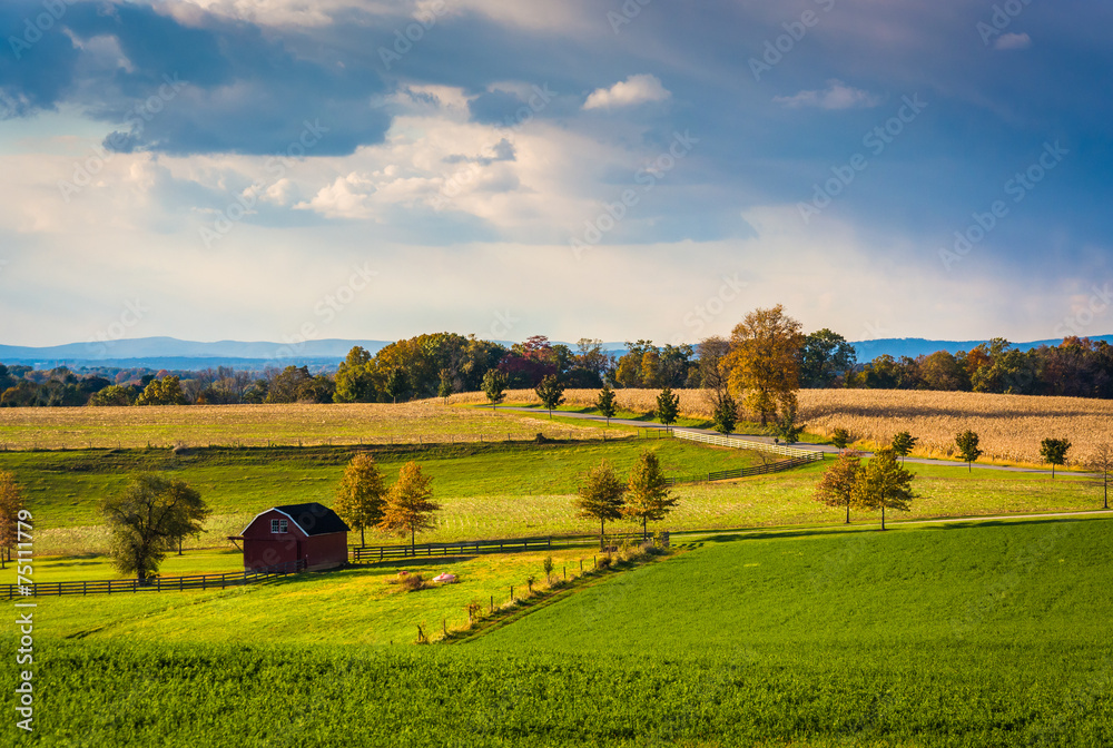 Obraz premium View of farm fields and hills in rural York County, Pennsylvania