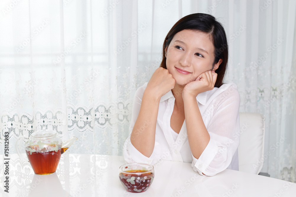 ティータイムを楽しむ女性