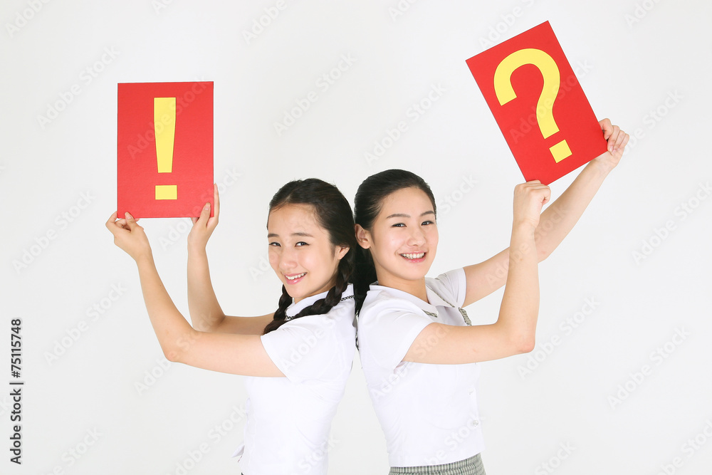 스튜디오 안의 고등학생 소녀들 스튜디오 안의 고등학생 소녀들