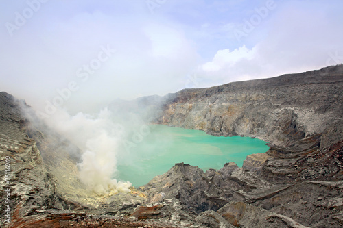 volcano Khava Ijen Sulfur Mine © vichie81