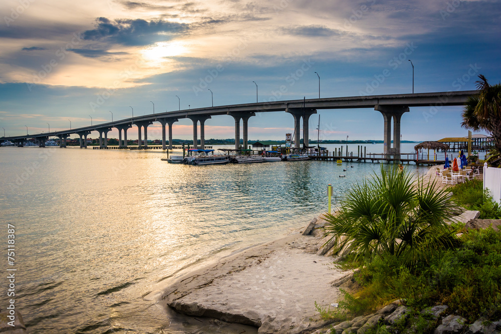 Obraz premium The Vilano Causeway, in Vilano Beach, Florida.