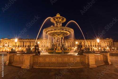 Night view of the fountain at the Place de la Concorde