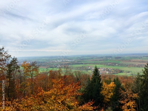 Blick   ber Herbstb  ume auf das Hohenloher Land