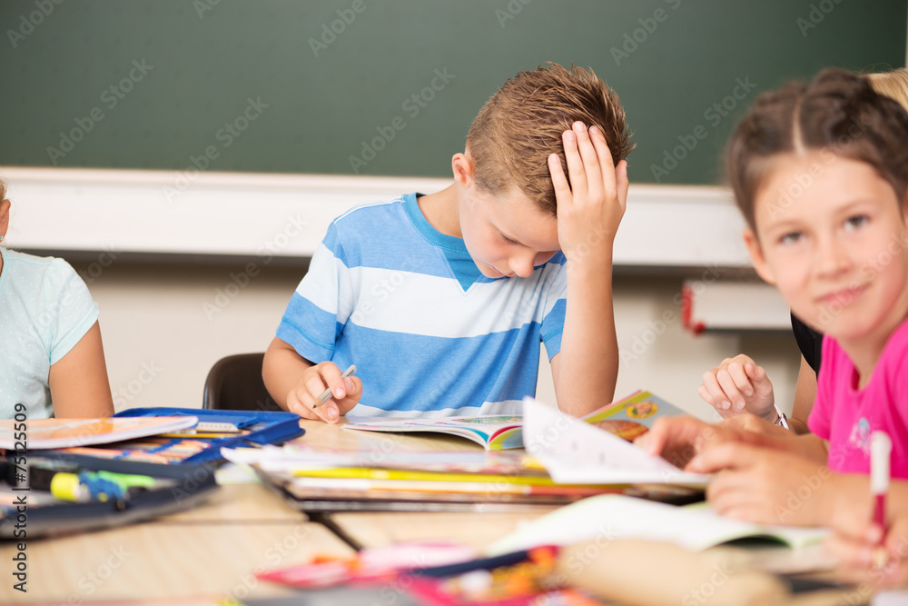 Junge in der Grundschule Junge in der Grundschule