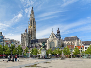 Tableau sur plexiglas Anvers Statue de Rubens devant la cathédrale d'Anvers  © Mikhail Markovskiy