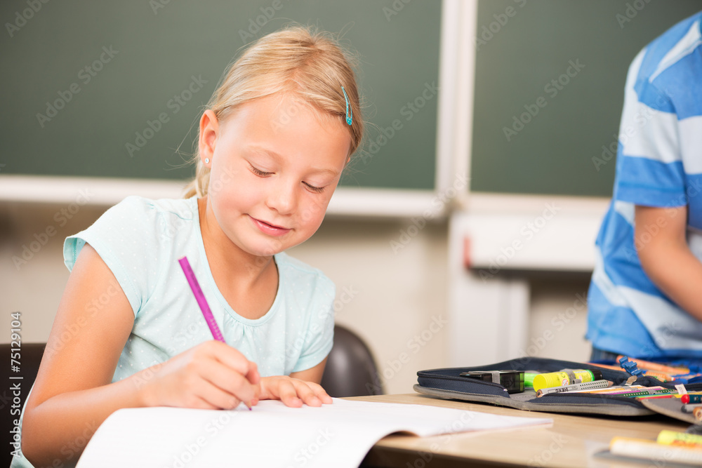 Mädchen in der Grundschule