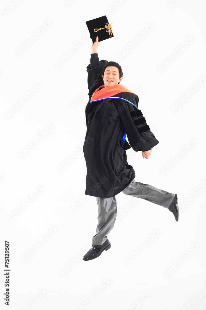 스튜디오 안의 남자 여자 졸업생