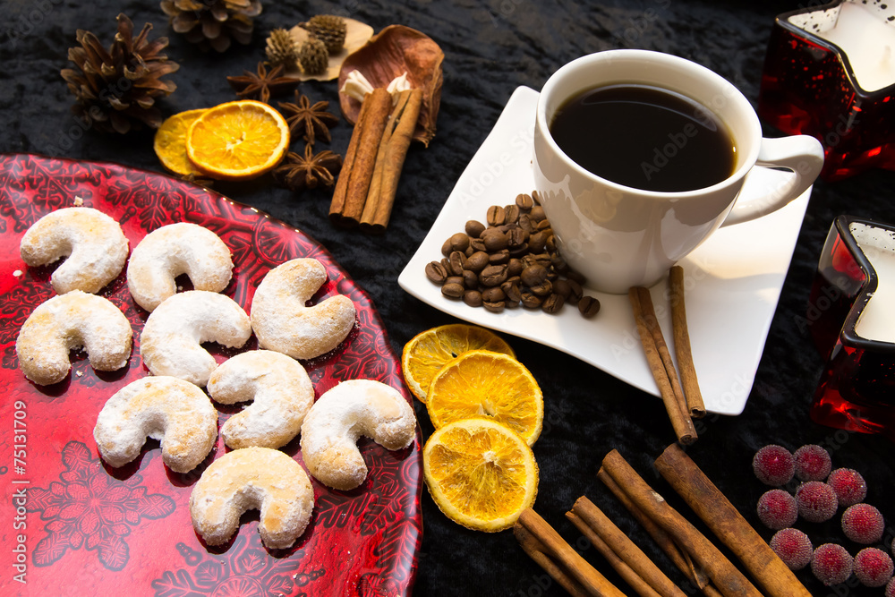 Kaffeetasse und Weihnachtsdeko