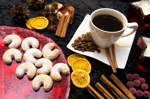 Kaffeetasse und Weihnachtsdeko