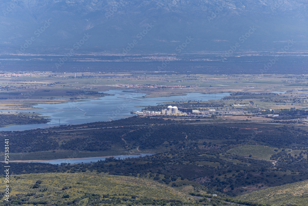Pantano y central nuclear