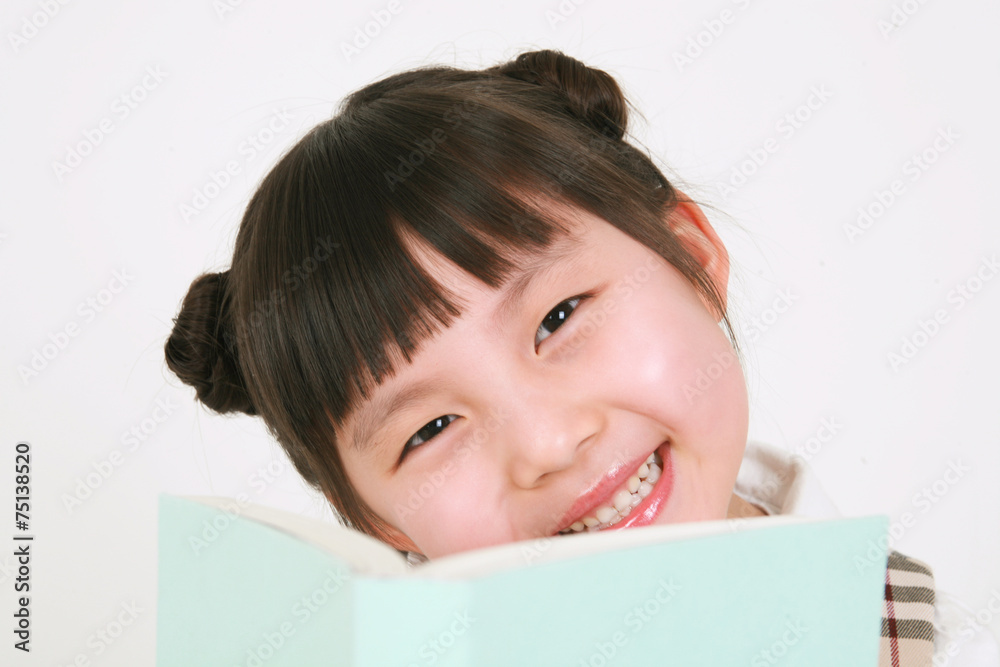 스튜디오 안의 여자 꼬마 어린이 스튜디오 안의 여자 꼬마 어린이