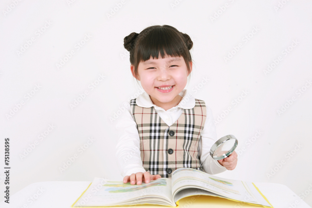 스튜디오 안의 여자 꼬마 어린이 스튜디오 안의 여자 꼬마 어린이