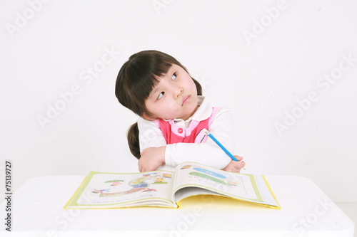 스튜디오 안의 여자 꼬마 어린이