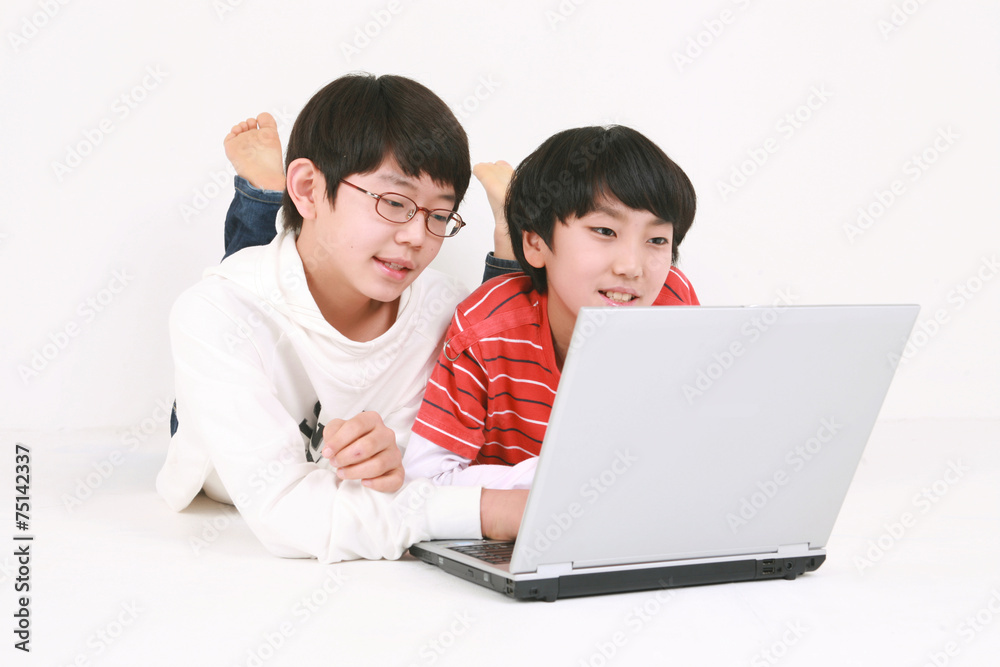 스튜디오 안의 초등학생 어린이들 스튜디오 안의 초등학생 어린이들