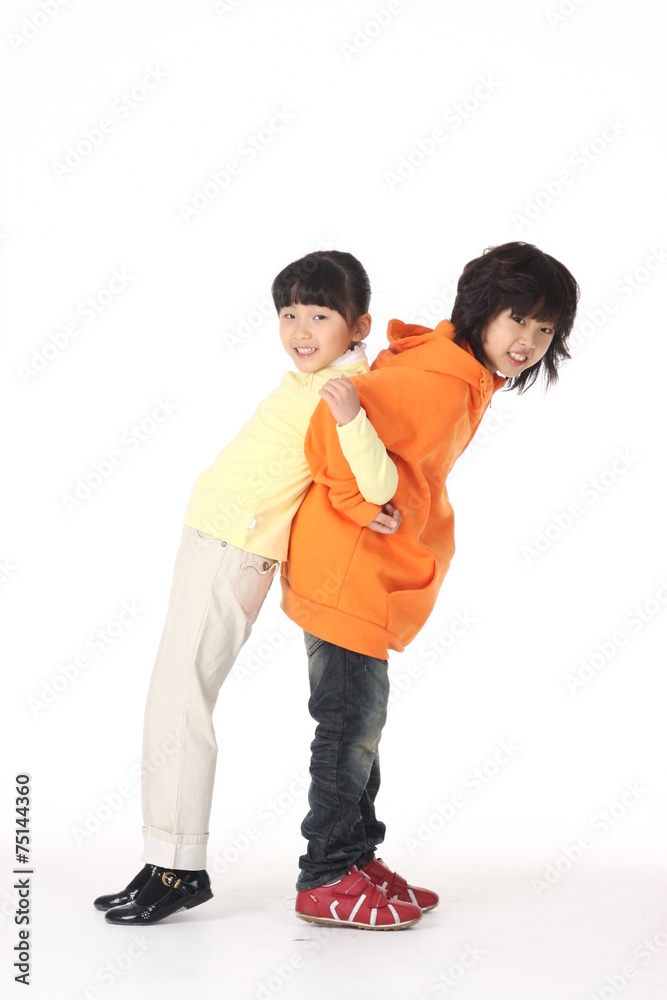 스튜디오 안의 아시안 어린이들 스튜디오 안의 아시안 어린이들