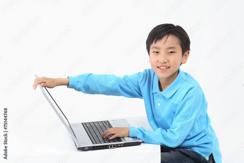 스튜디오 안의 아시안 어린이들 스튜디오 안의 아시안 어린이들