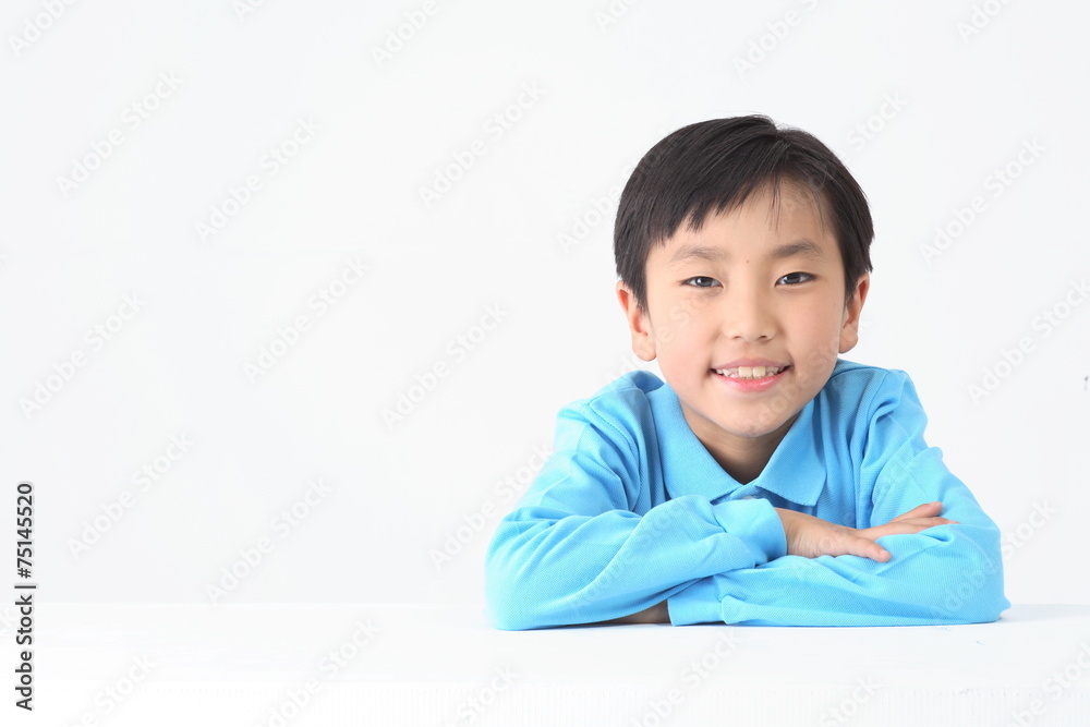 스튜디오 안의 아시안 어린이들