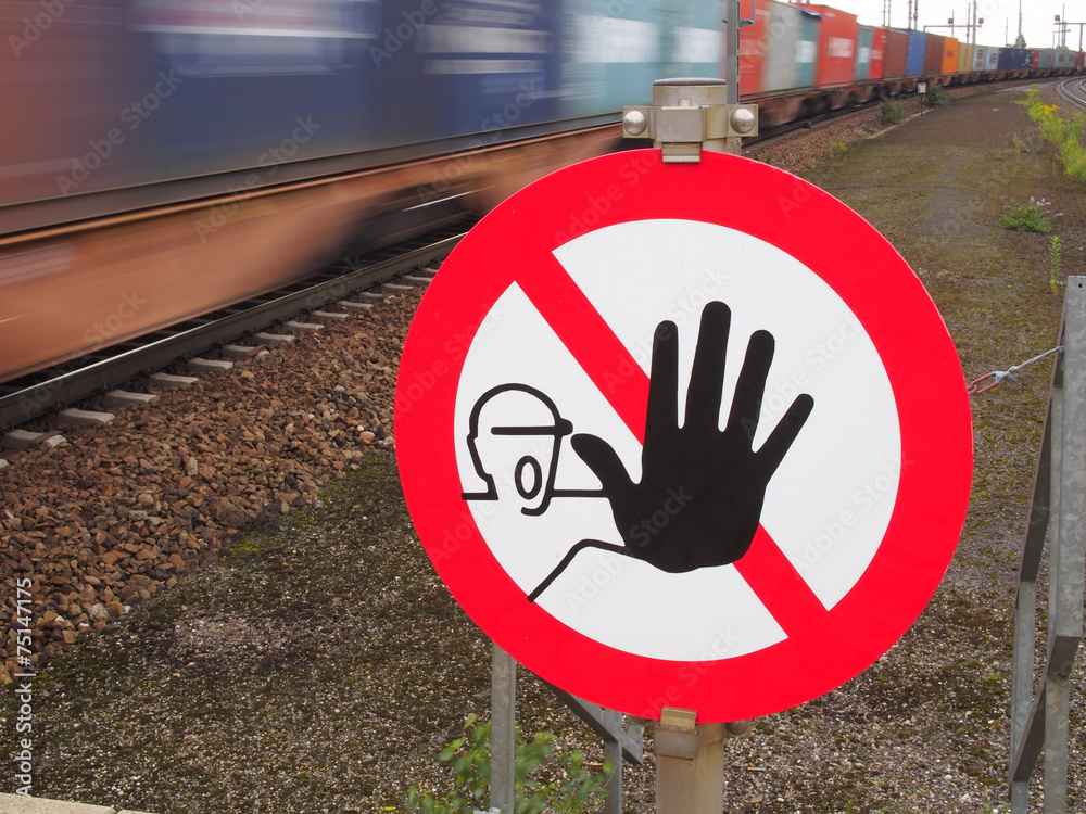 Naklejka premium Güterzug - Warnschild betreten verboten - Lebensgefahr!