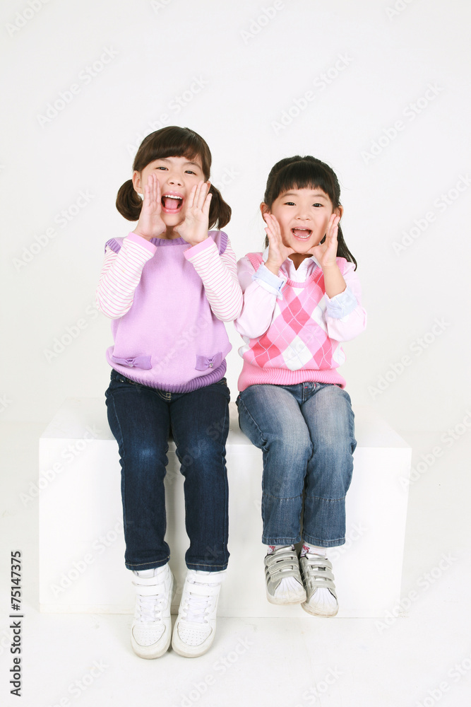 스튜디오 안의 아시안 어린이들 스튜디오 안의 아시안 어린이들