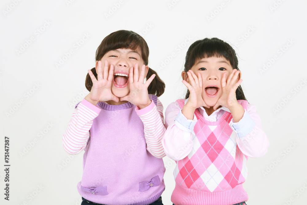 스튜디오 안의 아시안 어린이들 스튜디오 안의 아시안 어린이들