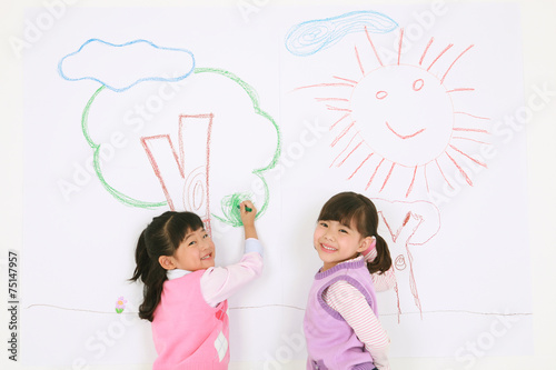 스튜디오 안의 아시안 어린이들