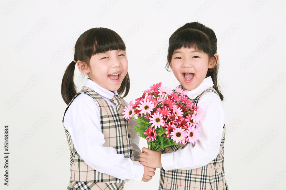 스튜디오 안의 아시안 어린이들 스튜디오 안의 아시안 어린이들