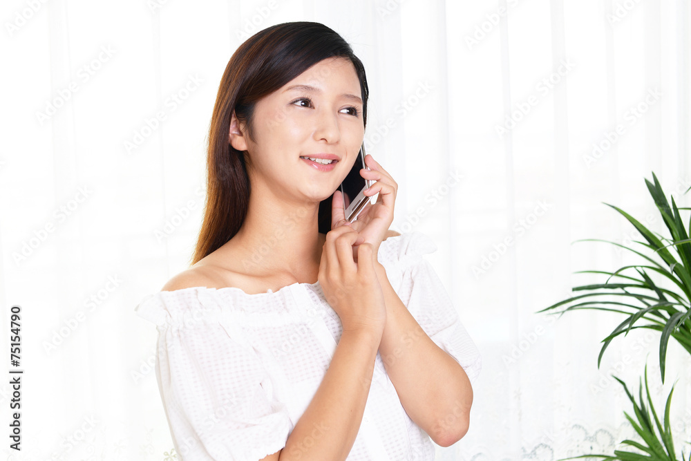 スマートフォンを持つ女性 スマートフォンを持つ女性