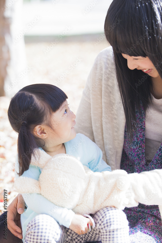 公園で遊ぶ母と娘 公園で遊ぶ母と娘