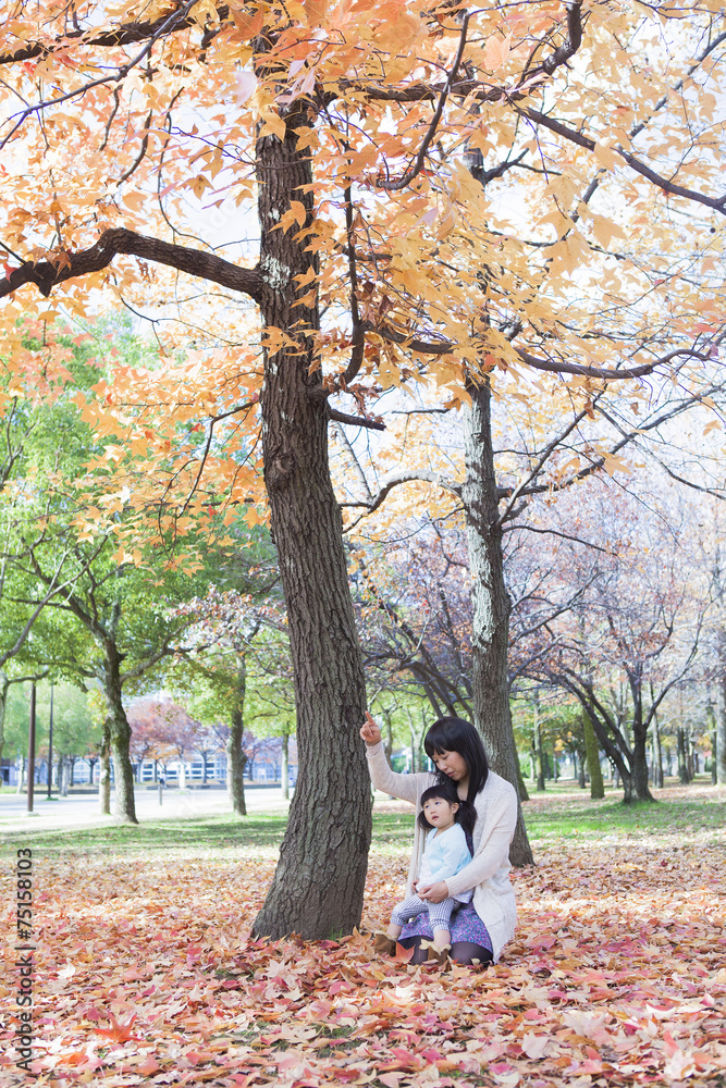 紅葉を楽しむ母と娘