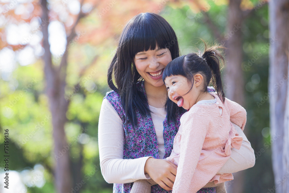紅葉を楽しむ母と娘 紅葉を楽しむ母と娘