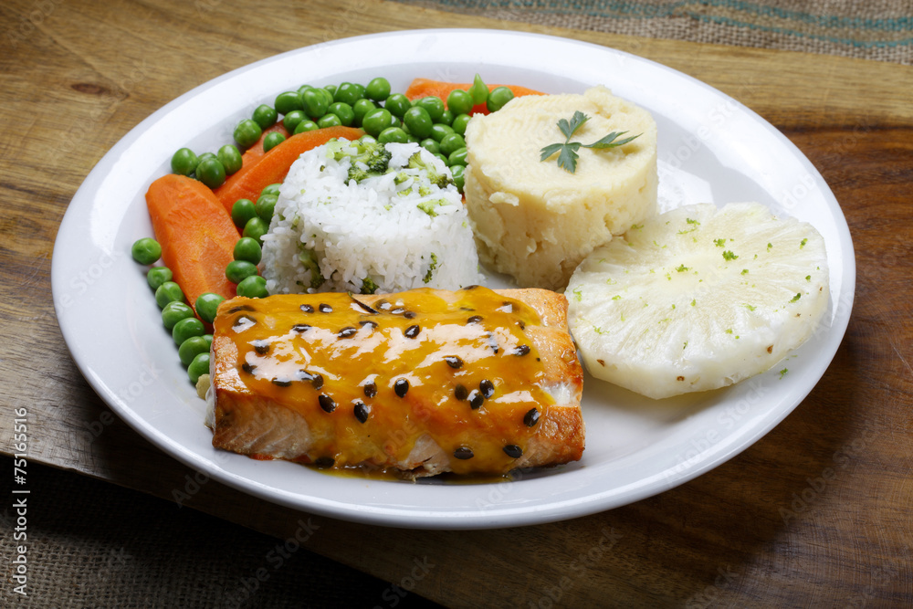 Salmon with rice, pineapple and vegetables