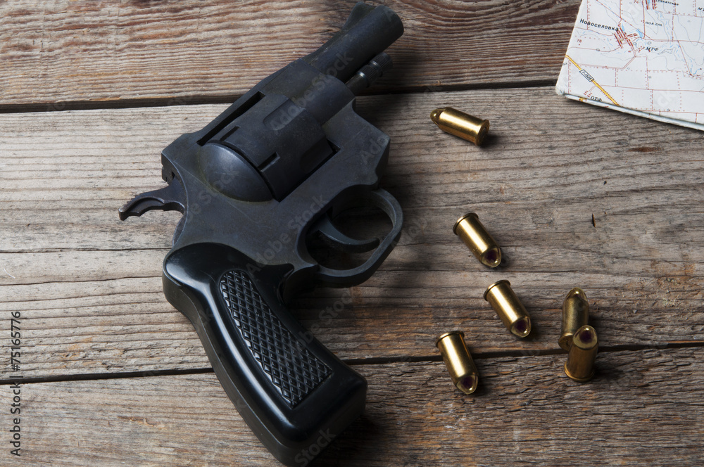 Obraz premium Revolver with bullets