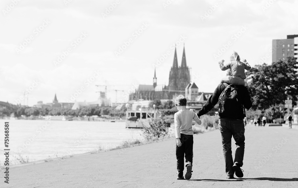 Obraz premium father with two kids