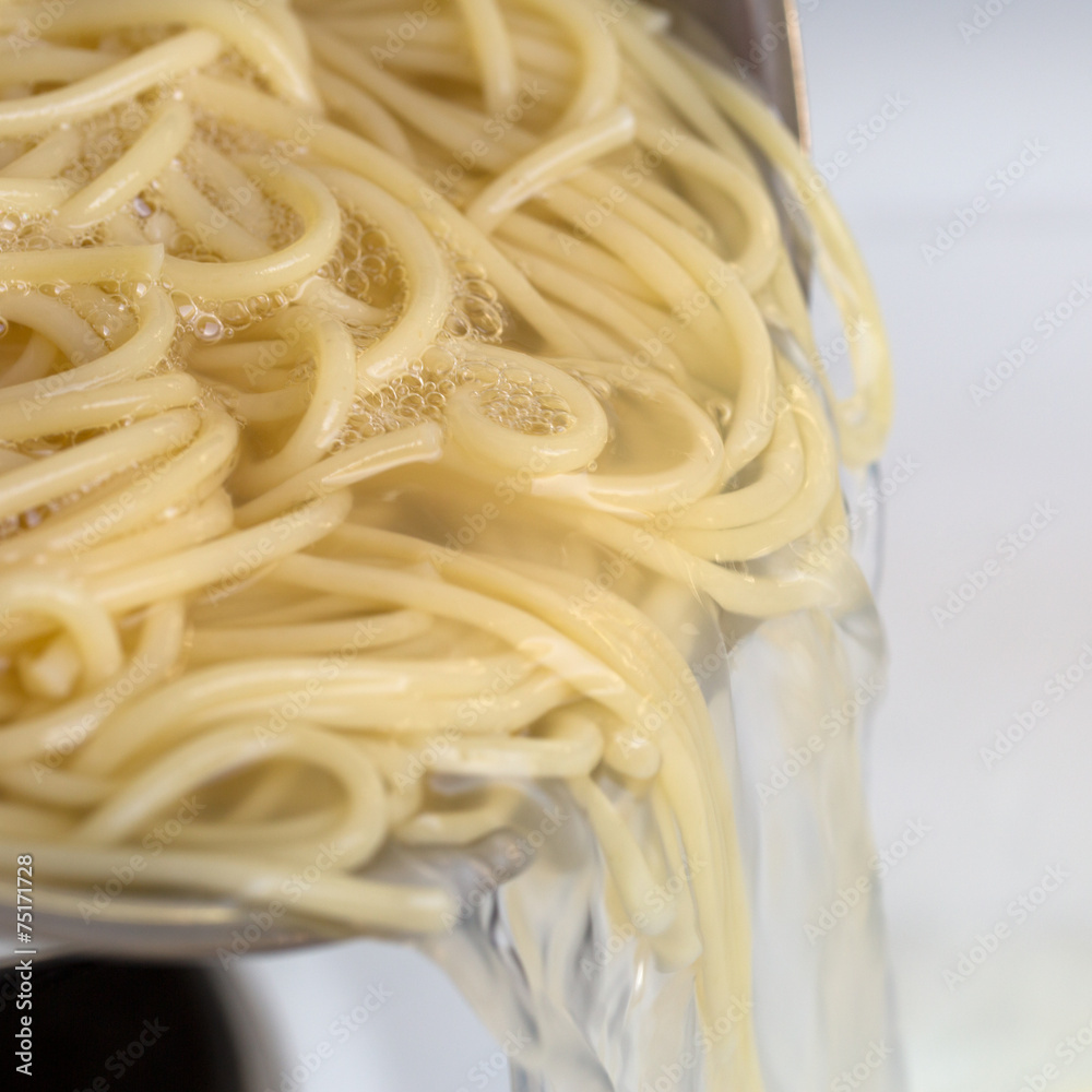 Spaghetti Nudeln Pasta kochen: heißes Wasser aus Topf abgießen