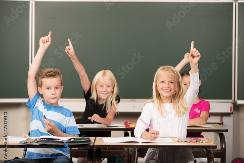 Kinder melden sich in der Schule photo