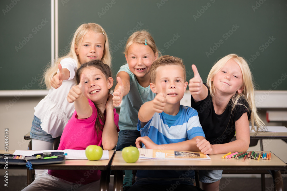 Kinder in der Grundschule Stock-Foto | Adobe Stock