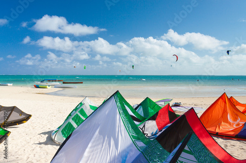 voiles de kite-surf sur plage de Mourouk  Rodrigues