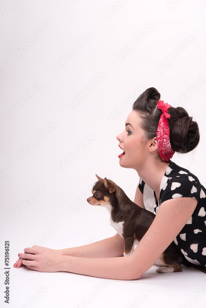 Obraz premium Pretty brunette girl in retro style