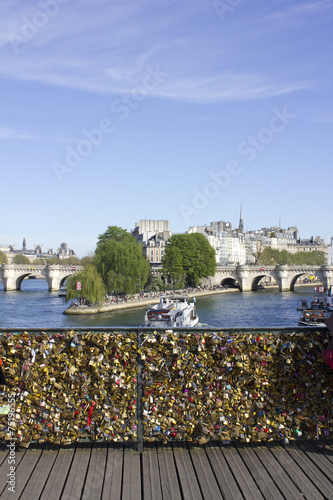 Cadenas pont des arts paris Lovers Bridge © Heddie Bennour