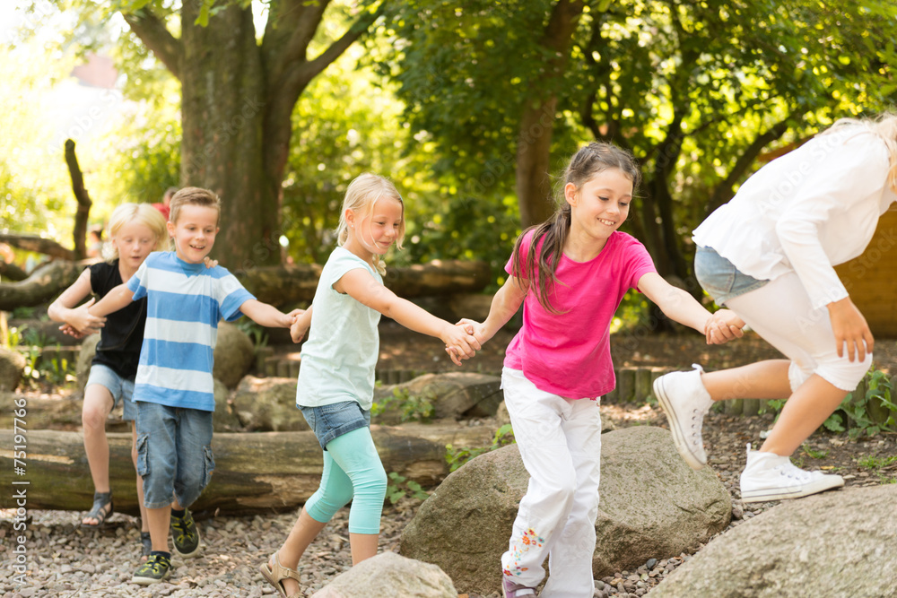 Naklejka premium Kinder auf dem Spielplatz