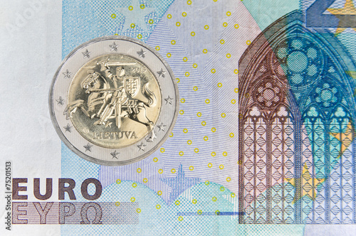 Foto Lithuanian 2 eauro coin over banknote