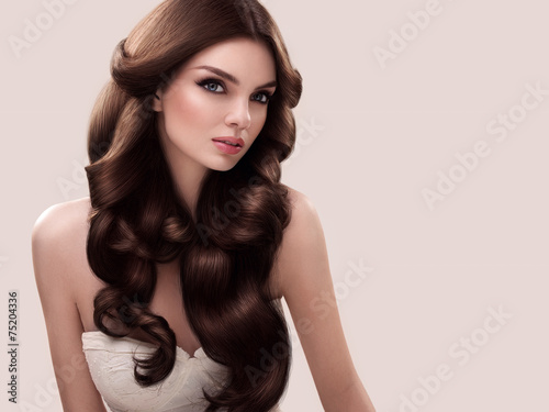 Fotografie Hair. Portrait of Beautiful Woman with Long Wavy Hair. High qual